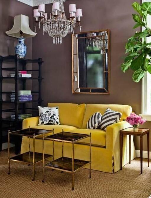 室內色彩太暗,用黃色來彌補