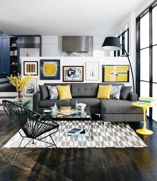 室內色彩太暗,用黃色來彌補