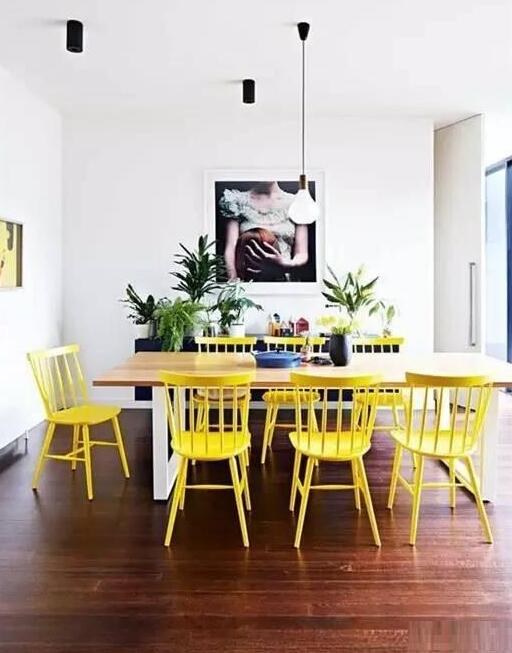 室內色彩太暗,用黃色來彌補